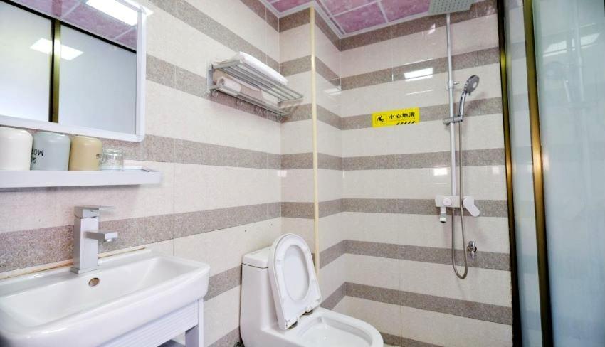 Showbiz Hostel Яншуо Екстер'єр фото